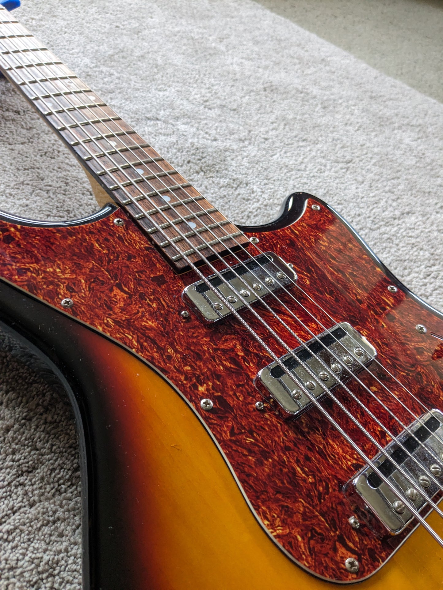 Schecter Hellcat Bass VI with Rosewood Fretboard 2010s - 3-Tone Sunburst